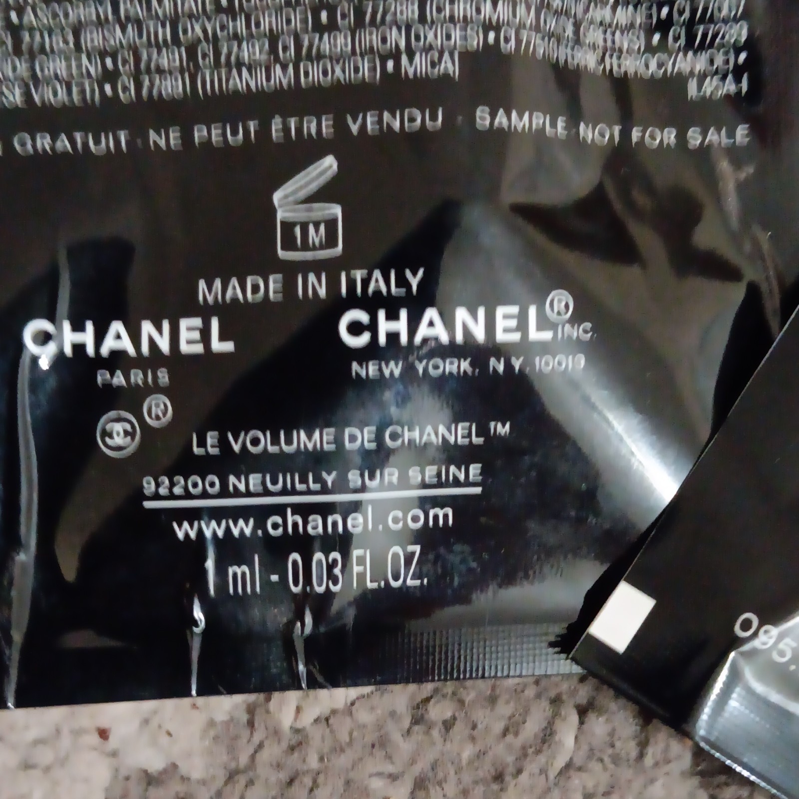 CHANEL Le Volume de Chanel Volumizing Mascara 10 Noir Sample 0.03 fl oz