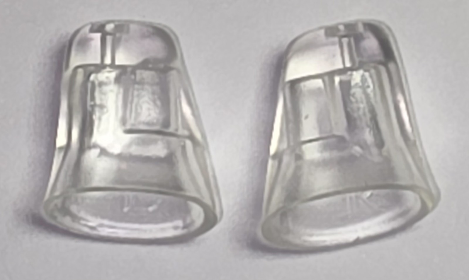 Brand New 2 Oticon Grip Tips Left-Right For Minifit H/A None Vented/Small/USA