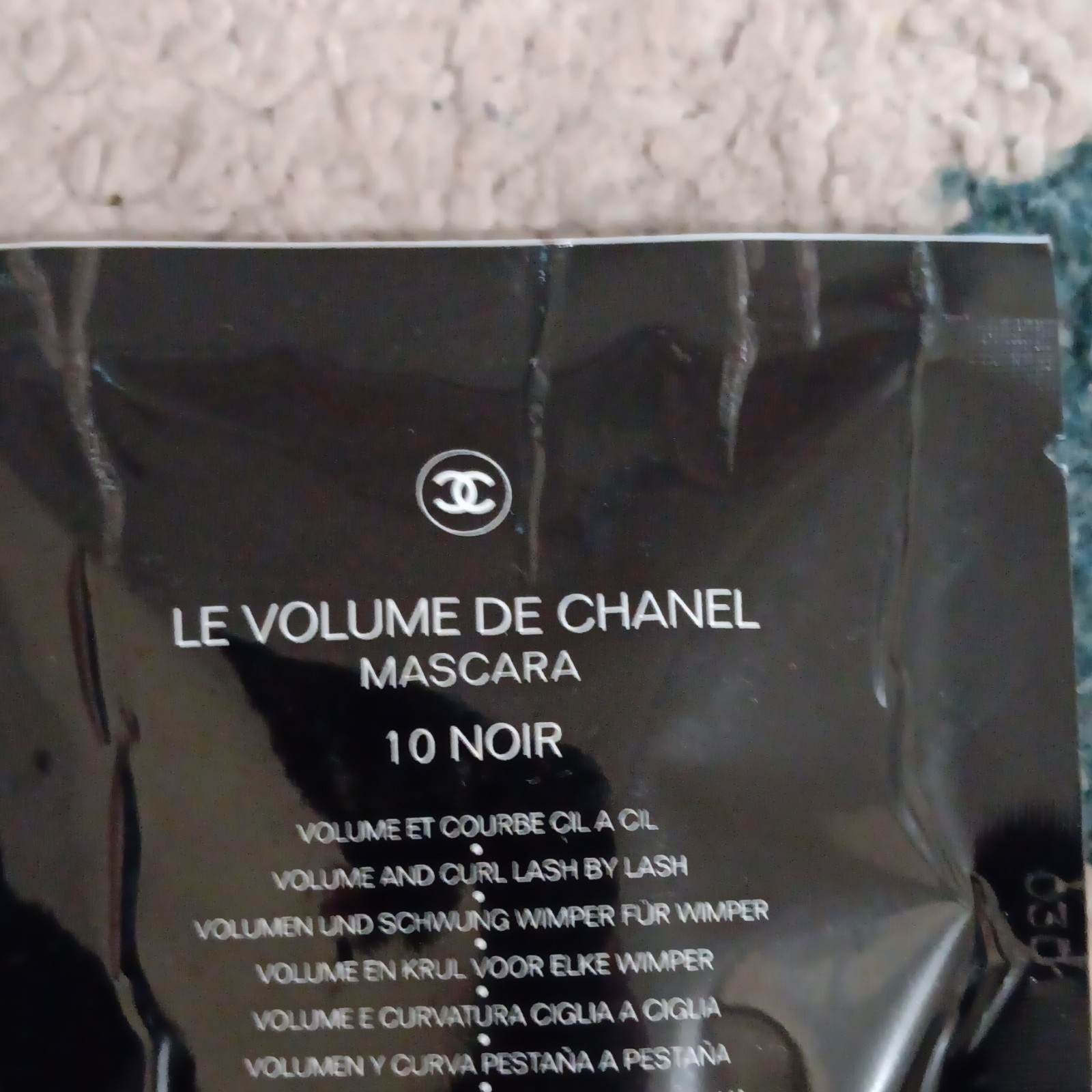 CHANEL Le Volume de Chanel Volumizing Mascara 10 Noir Sample 0.03 fl oz