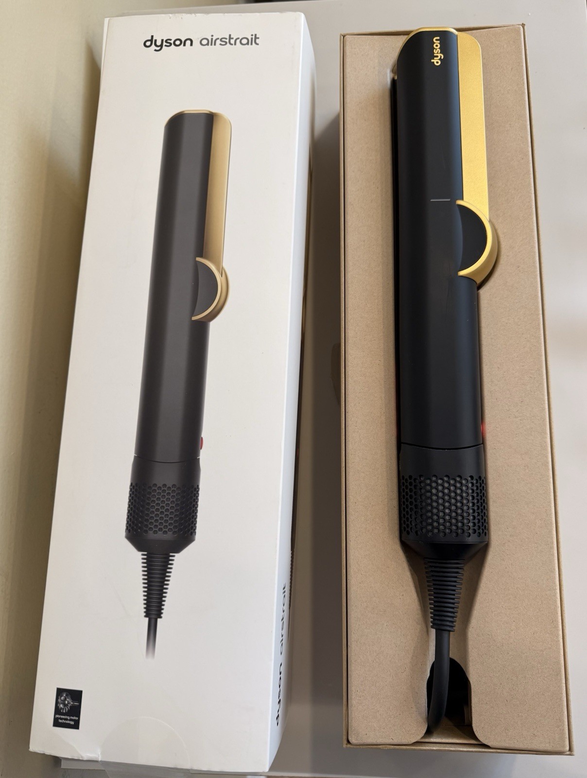DYSON AIRSTRAIT & DYSON DISPLAY STAND BLACK/GOLD