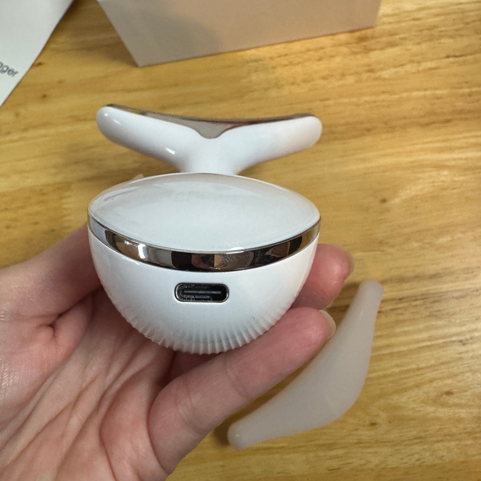 Neck Face Massager ES1081 USB Charge 3 Levels Deep Clean Ultrasonic Vibration