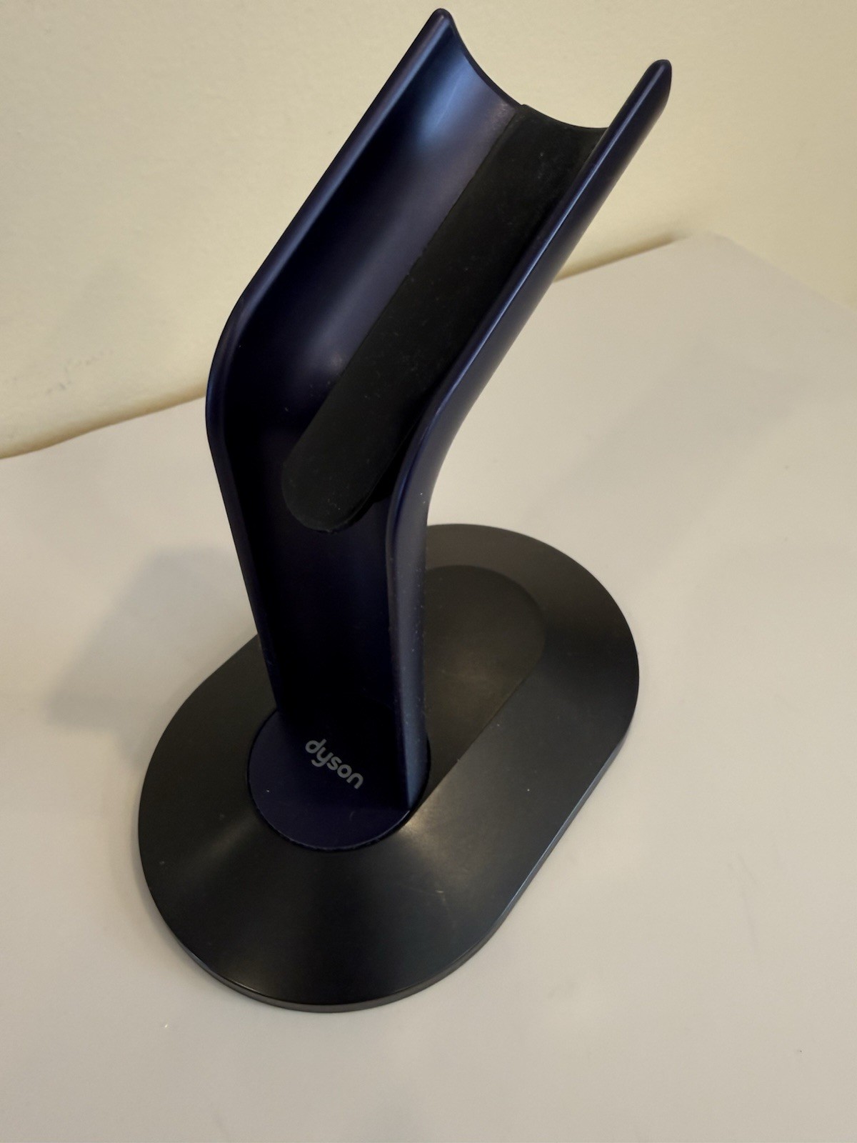 DYSON AIRSTRAIT & DYSON DISPLAY STAND BLACK/GOLD