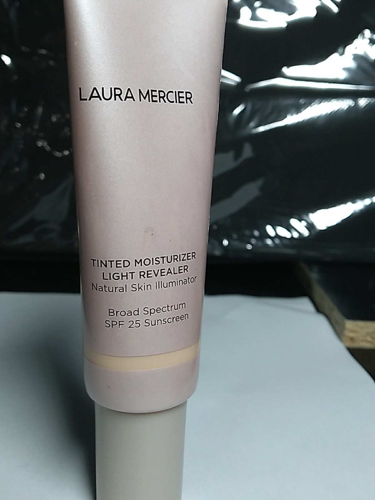 Laura Mercier Tinted Moisturizer Light Revealer SPF25 0W1 Pearl, 1.7oz 9/25 NWOB