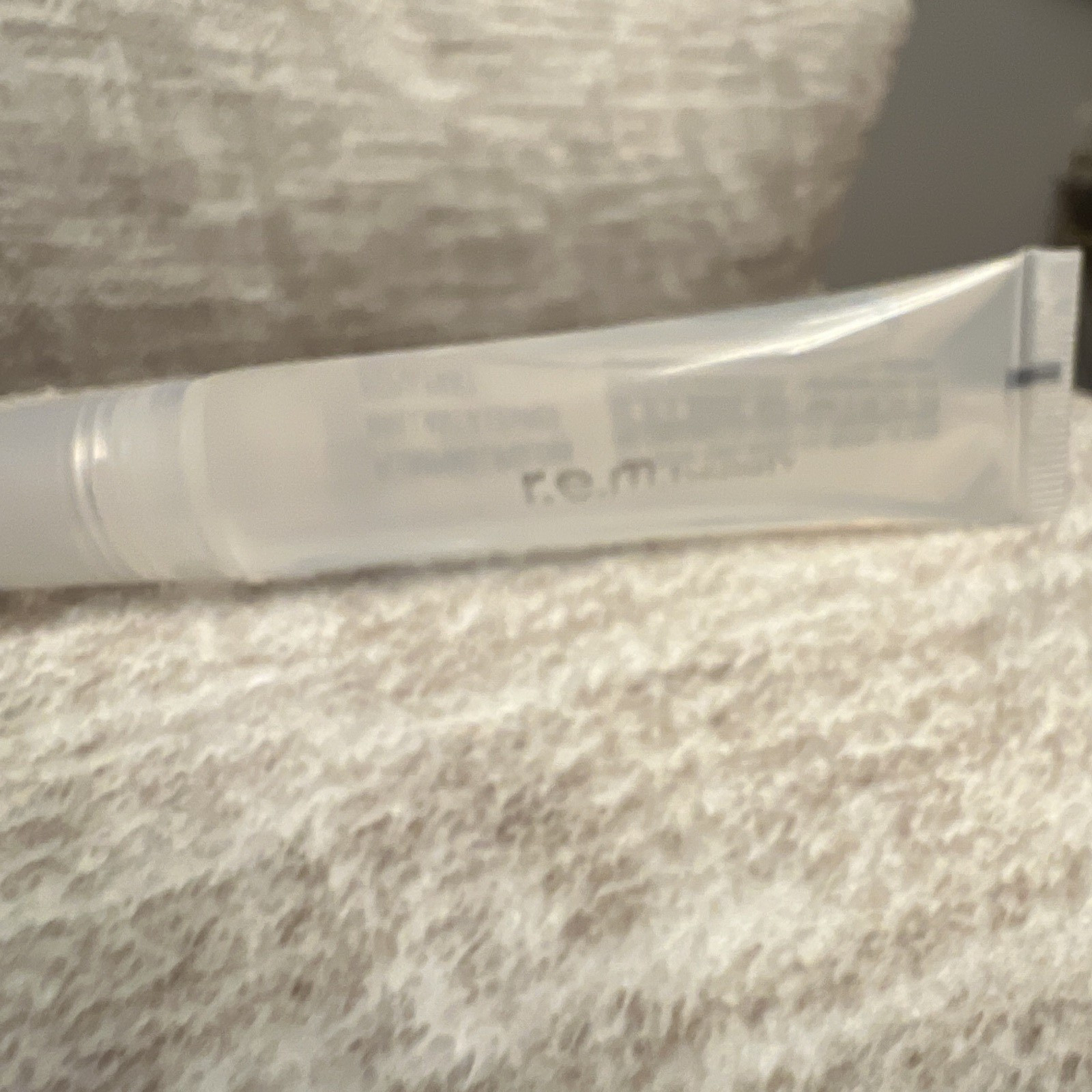 r.e.m. beauty Plumping Lip Gloss Clear Liquid Plumping Effect 0.5 fl oz 12M