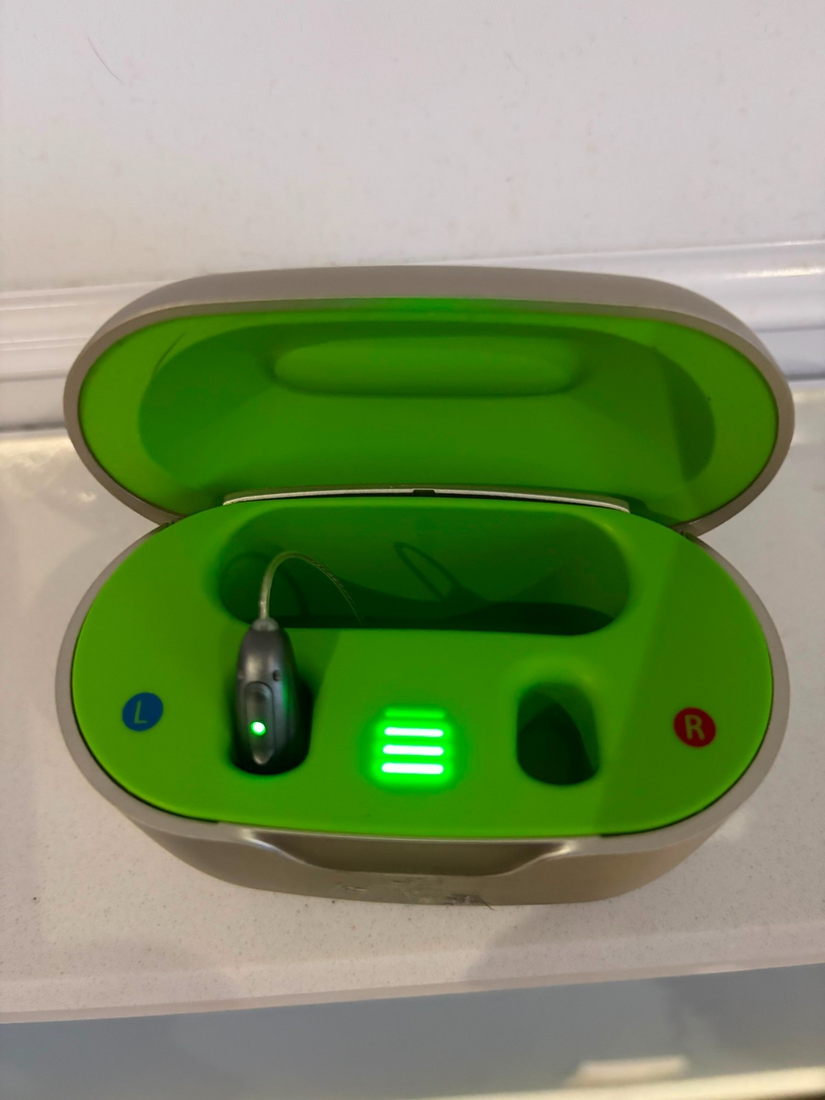 Phonak Rechargeable Hearing Aid LEFT Ear w/ Phonak Charger Case Go – Powers On