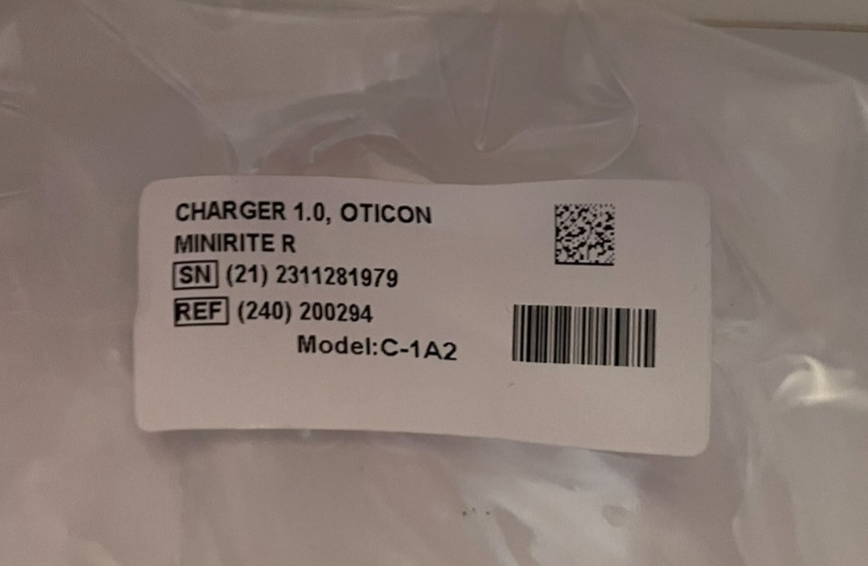 Oticon Real 2 MiniRite Hearing Aids minirite r c090 with C-1A2 charger