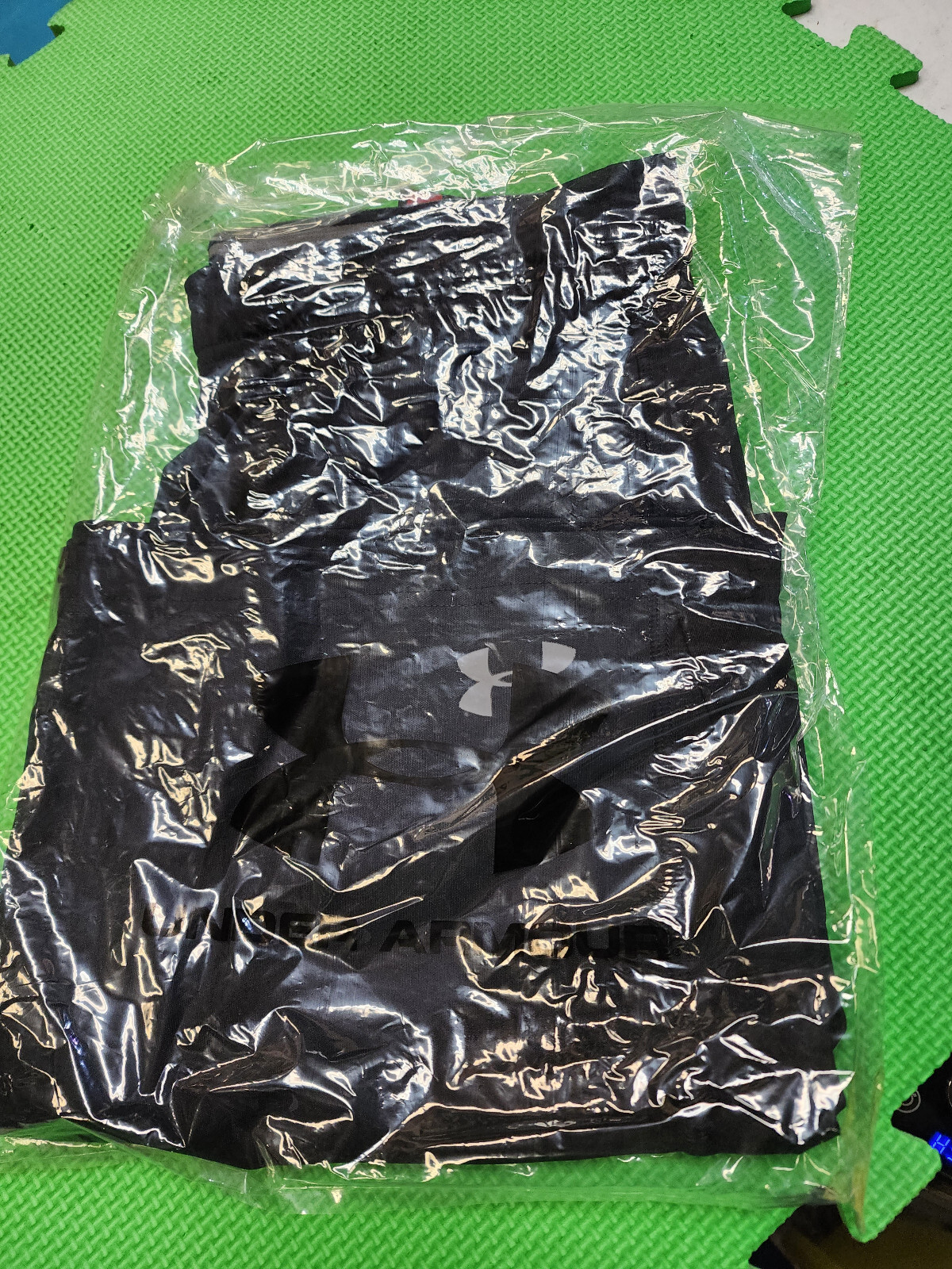 Under Armour Shorts–Adult MEN’S MEDIUM–Black–HeatGrear Loose Fit