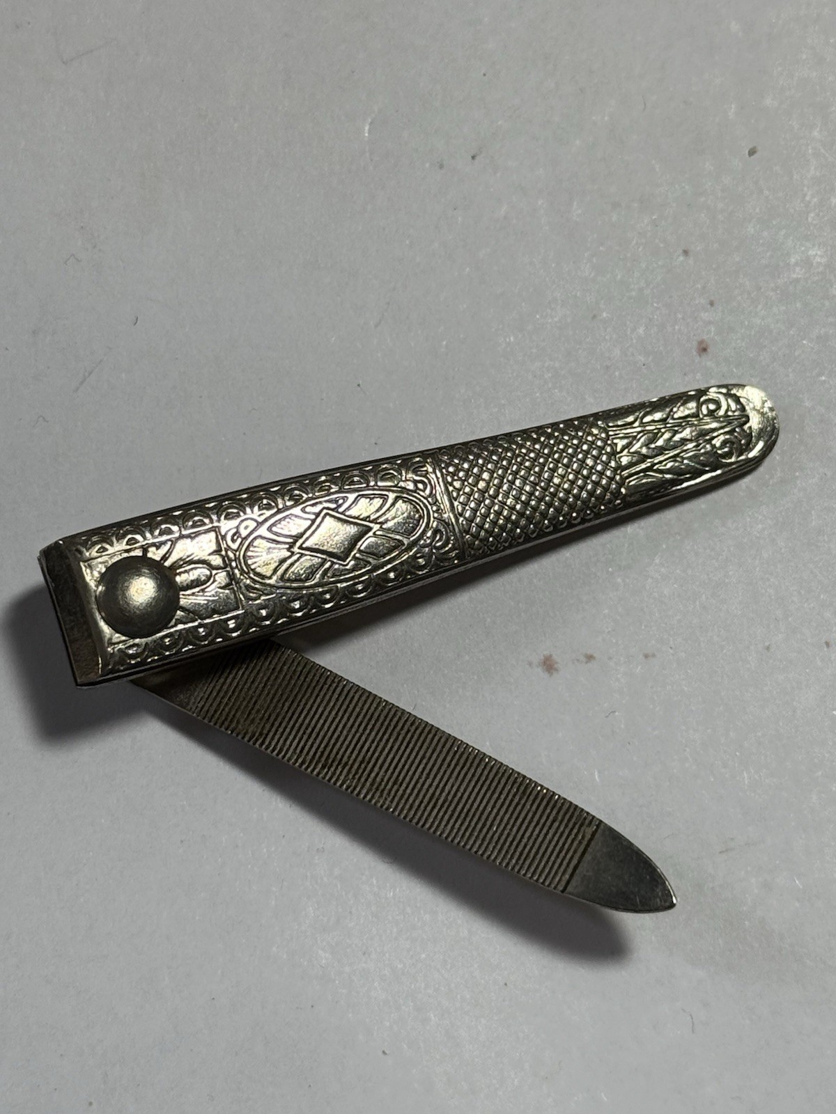 VTG ART NOUVEAU MILLERS FORGE 724 ORNATE DESIGN ETCHED NAIL CLIPPER USA