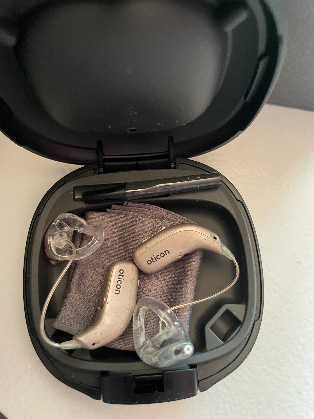 Oticon Real 2 MiniRite Hearing Aids minirite r c090 with C-1A2 charger