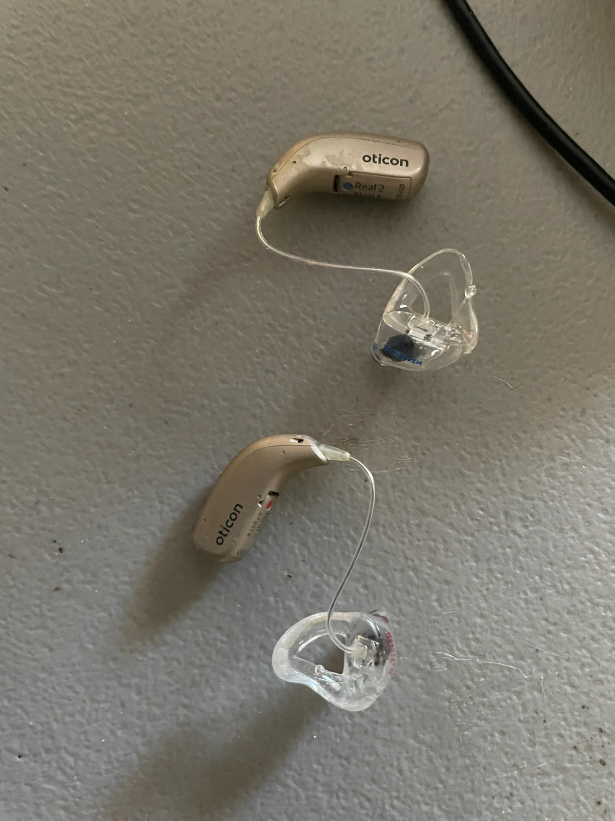 Oticon Real 2 MiniRite Hearing Aids minirite r c090 with C-1A2 charger
