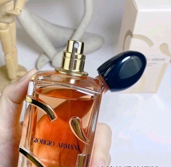 Giorgio Armani Sì Eau de Parfum Intense Spray Regular Size 3.4 Fluid Ounce
