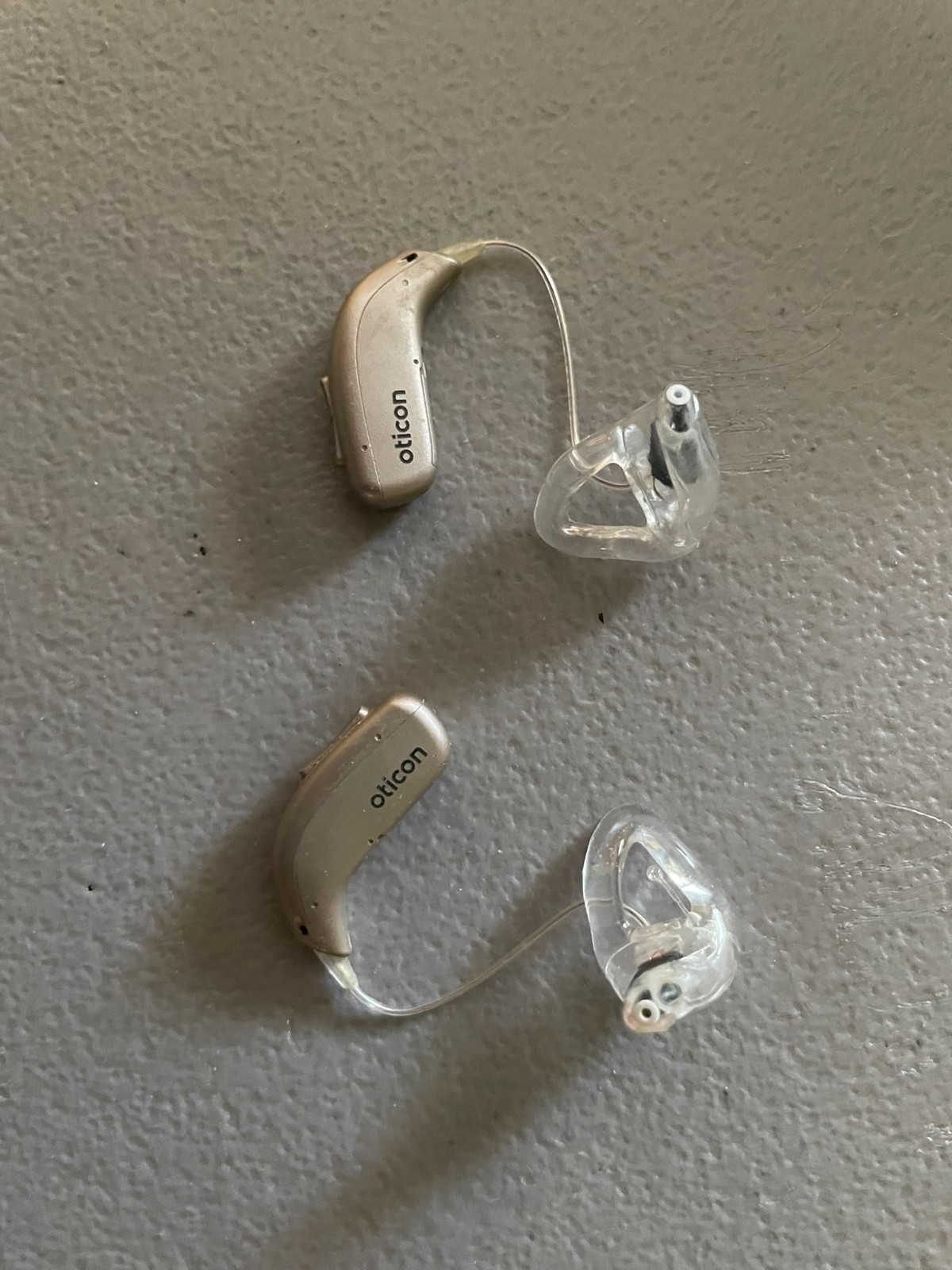 Oticon Real 2 MiniRite Hearing Aids minirite r c090 with C-1A2 charger