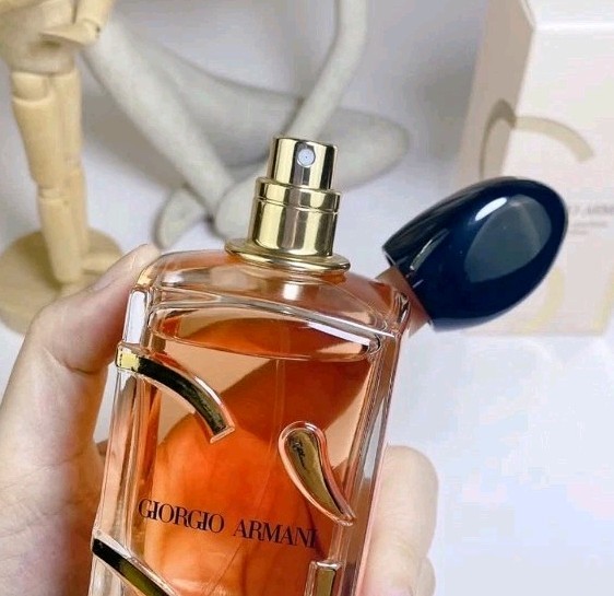 Giorgio Armani Sì Eau de Parfum Intense Spray Regular Size 3.4 Fluid Ounce