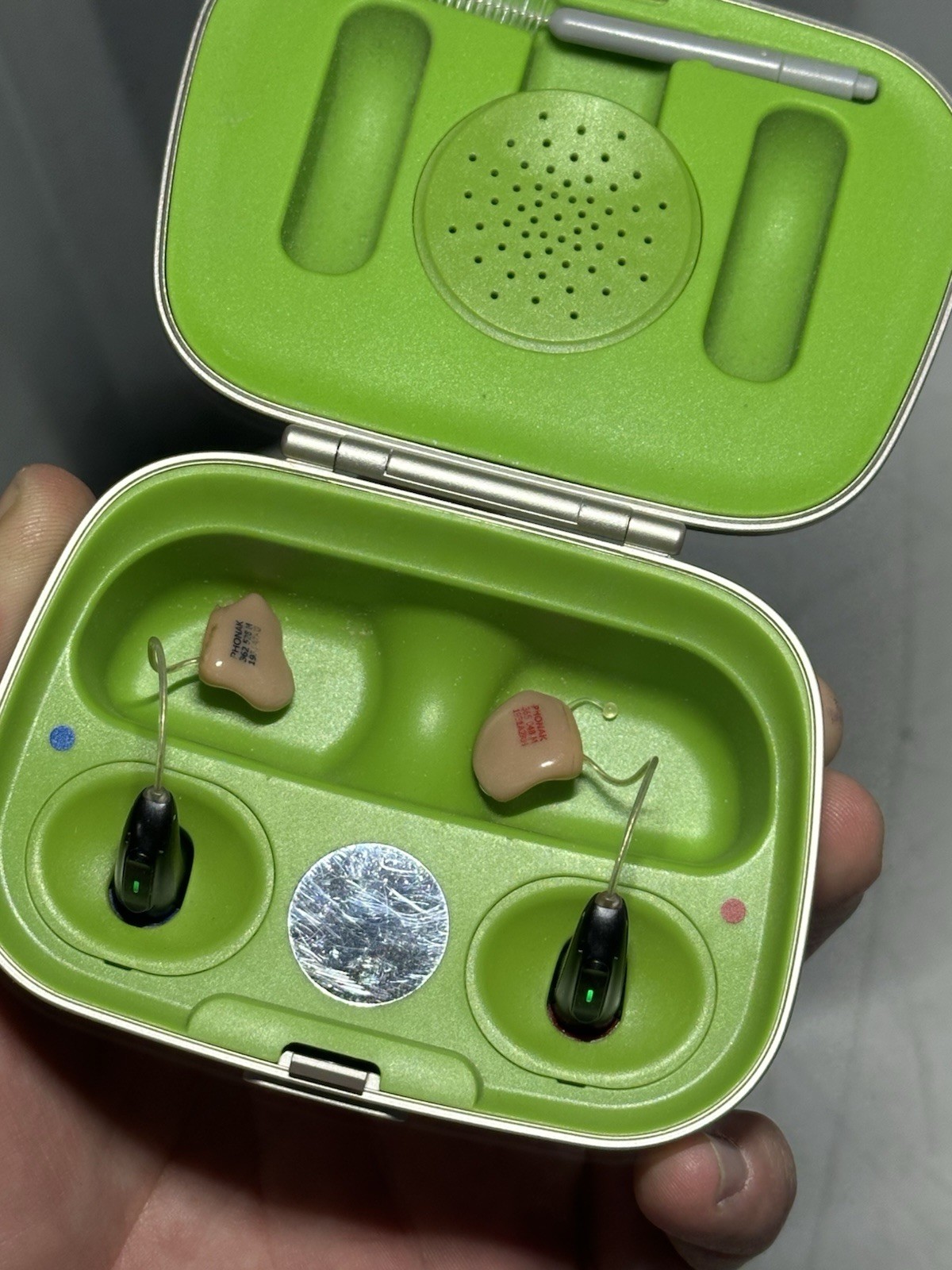 Phonak Audeo Rechargeable Wireless Audio Ear Devices Charger Case Set