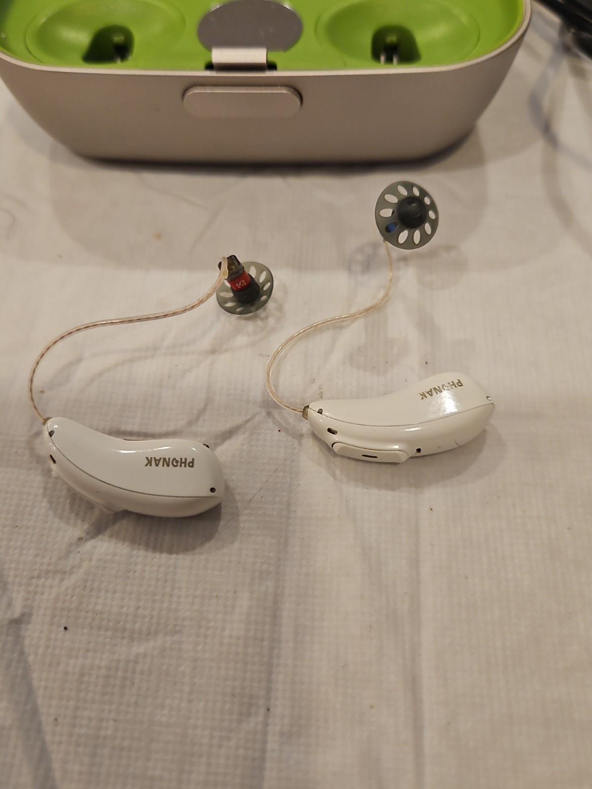 Phonak Audéo M70-R (Marvel) Hearing Aids. L and R. Color White Tested Works