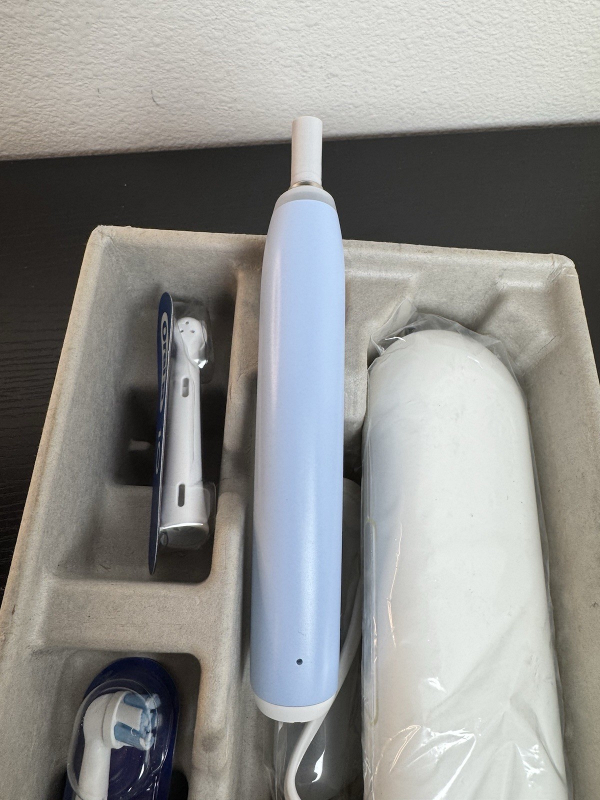 Oral-B iO Deep Clean Electric Toothbrush – Icy Blue, 2 Brush Heads, Travel Case