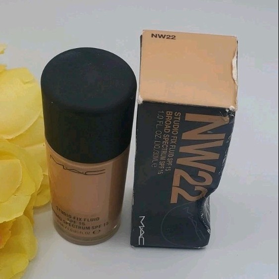 M·A·C Studio Fix Fluid Liquid Foundation NW22 Matte Full SPF 15 1 oz 24M