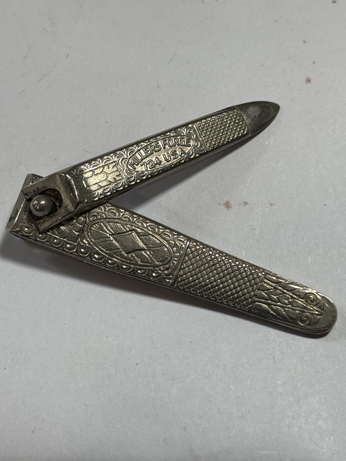 VTG ART NOUVEAU MILLERS FORGE 724 ORNATE DESIGN ETCHED NAIL CLIPPER USA