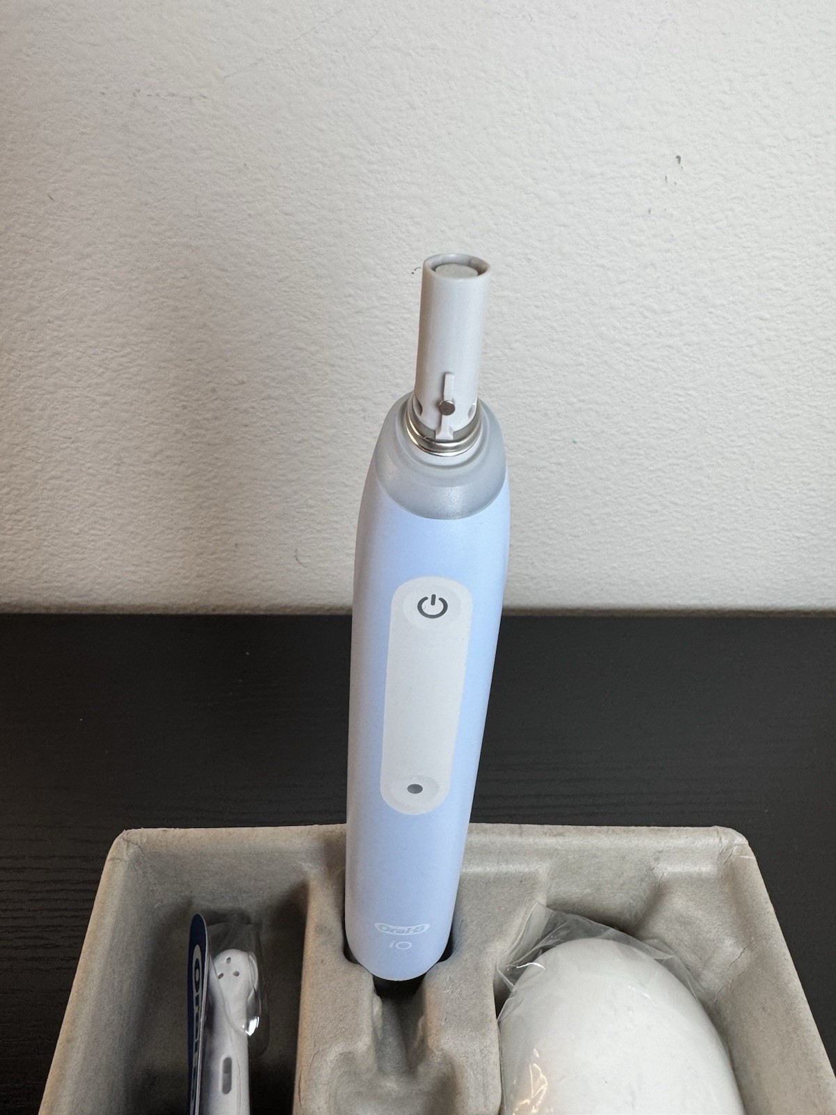 Oral-B iO Deep Clean Electric Toothbrush – Icy Blue, 2 Brush Heads, Travel Case